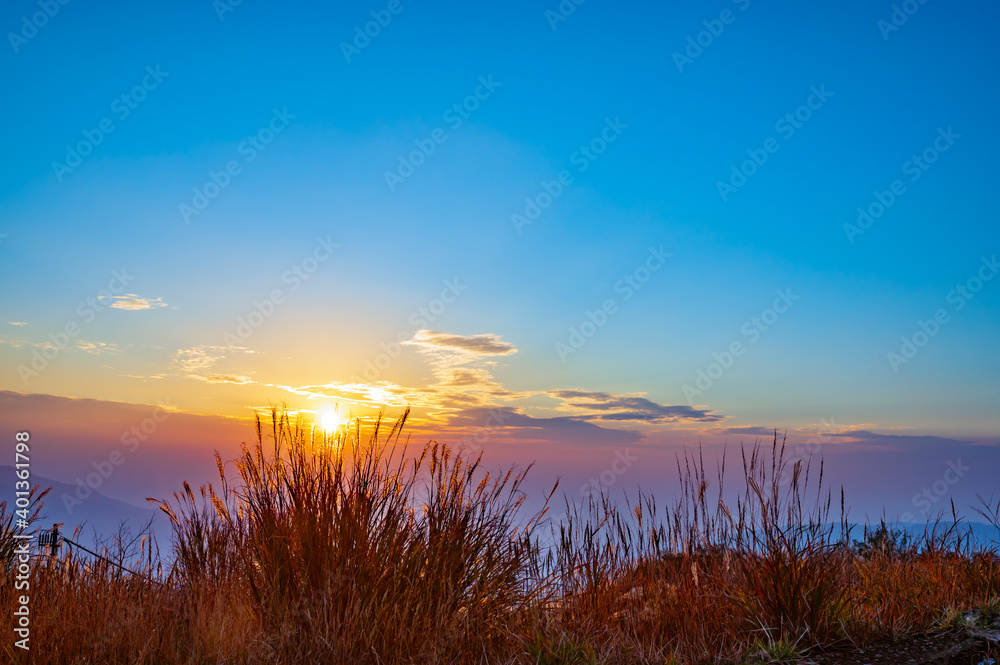 秋の阿蘇草千里展望所からの眺める外輪山の夕陽