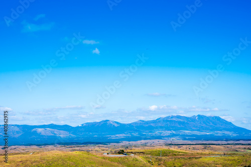 秋の大観峰から見るくじゅう連山と草原【熊本県】 © doraneko777