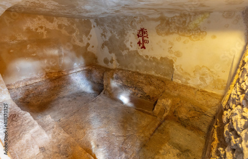 Fotografia Burial chamber Interior of Garden Tomb considered as place of burial and resurre