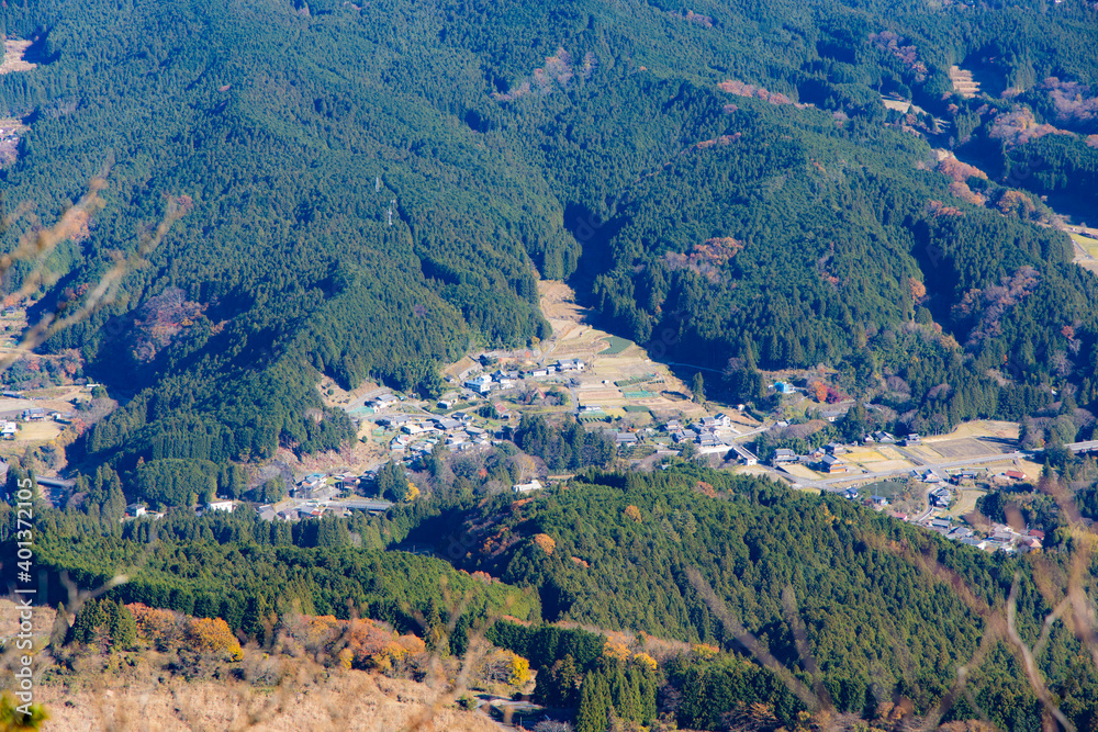 Naklejka premium 山と町