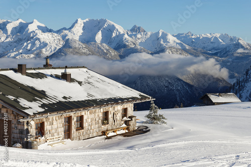 Holzhütte neben der Skipiste, Lofer, Österreich photo