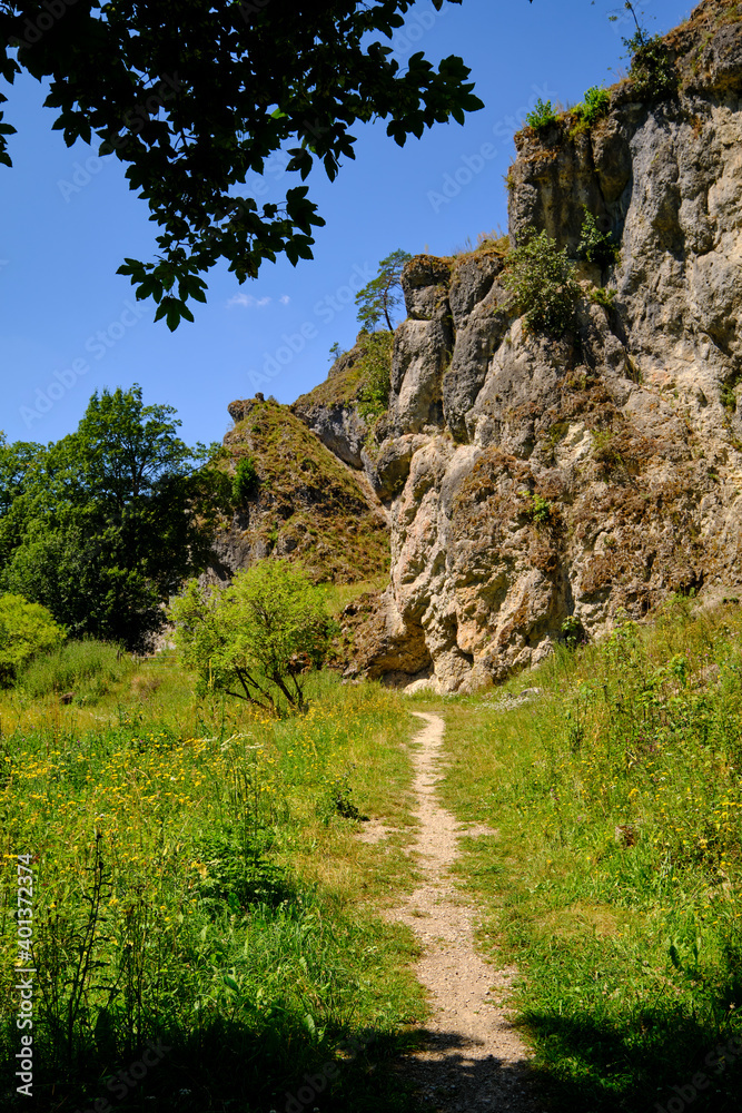 Landschaft und Felsenhänge im Kleinziegenfelder Tal, Fränkische Schweiz, Landkreis Lichtenfels, Oberfranken, Franken, Bayern, Deutschland