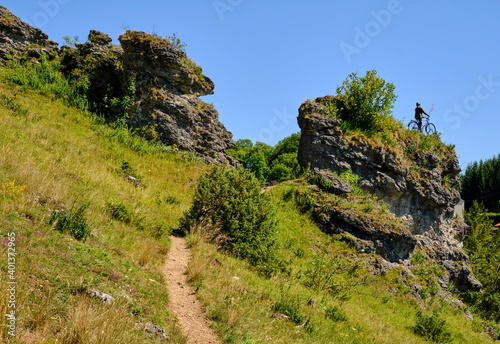 Landschaft und Felsenhänge im Kleinziegenfelder Tal, Fränkische Schweiz, Landkreis Lichtenfels, Oberfranken, Franken, Bayern, Deutschland