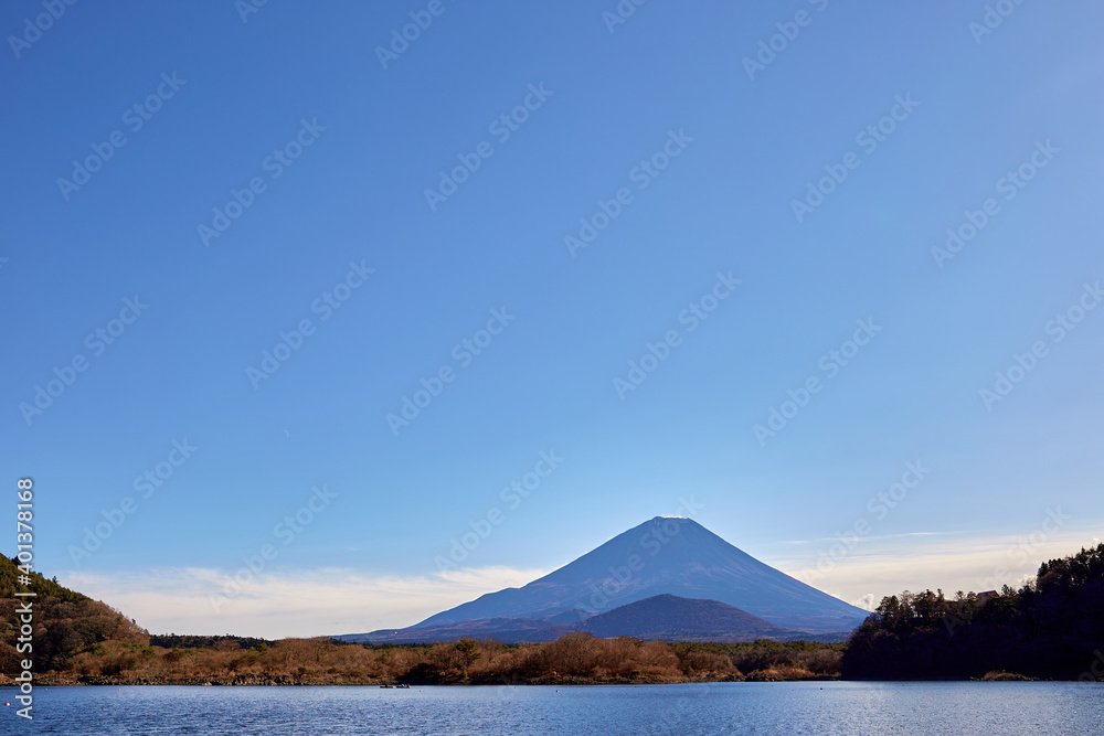 冬（12月）、精進湖の湖畔から見た富士山と子抱き富士（大室山） 山梨県富士河口湖町