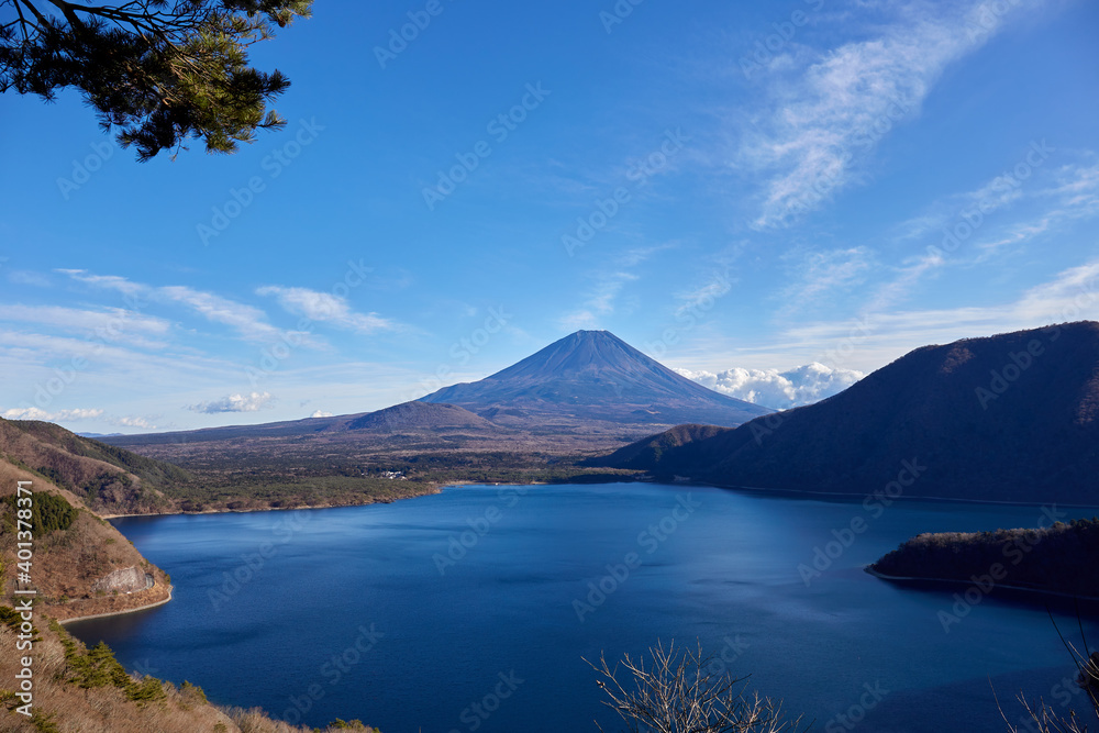 冬（12月）、中ノ倉峠展望地から見た富士山と本栖湖 山梨県身延町