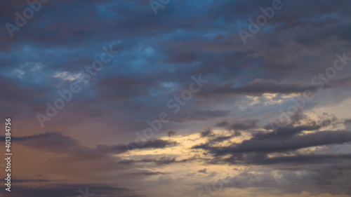 Ciel chargé en soirée, essentiellement composé de nuages en nappe de moyenne altitude © Anthony