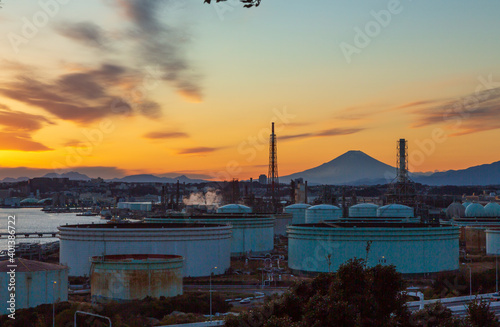横浜市三渓園展望台から工場夕景と富士山