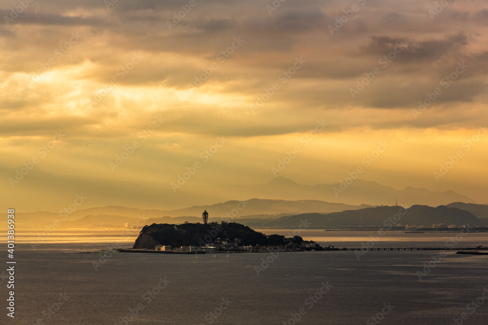 相模湾江ノ島の夕焼けと光芒 相模湾江ノ島の夕焼けと光芒
