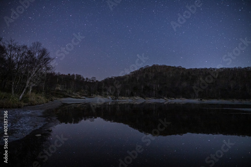 赤城山　小沼に映る冬の星空 © Umibozze
