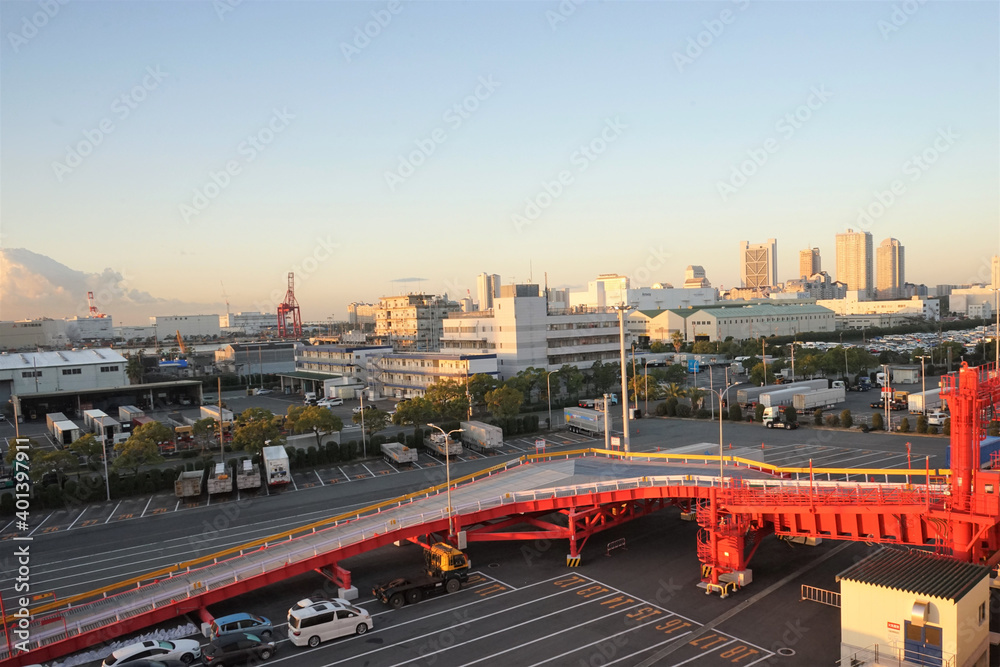 Obraz premium Kobe Port and terminal with sunrise in Hyogo, Japan - 神戸港とターミナル 日の出
