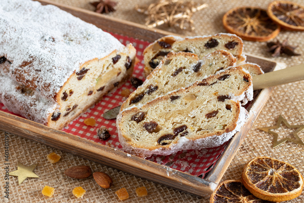 Fototapeta premium Weihnachts-Stollen auf Holztablett Weihnachtsbäkerei