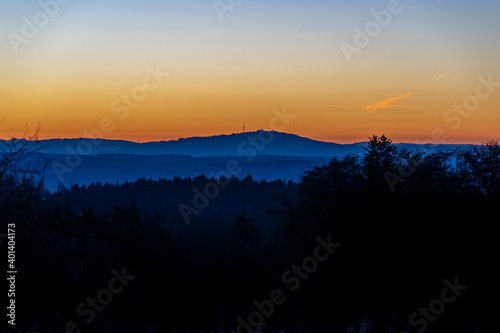 Schönes Urlaubsland Bayern: Panoramablick und Sonnenuntergang bei Münsing im Blauen Land - Blick auf den Peißenberg