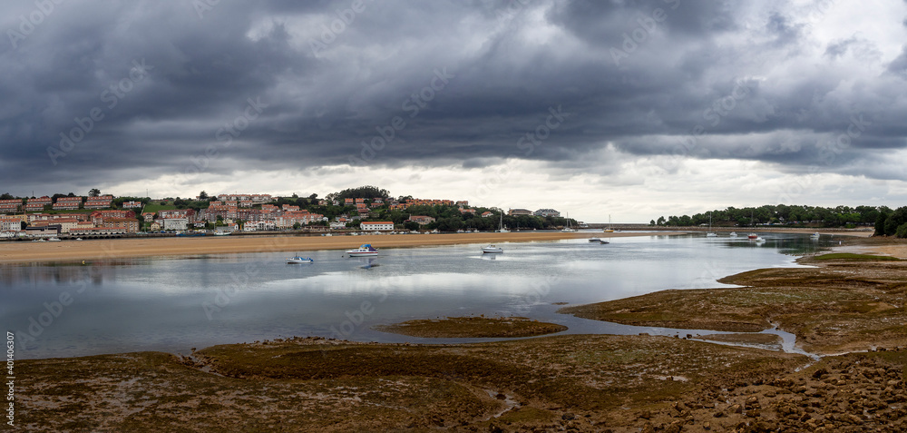 Paisaje panorámico de San Vicente de la Barquera en Cantabria, España. Bañada por el mar Atlántico, en el verano de 2020 Paisaje panorámico de San Vicente de la Barquera en Cantabria, España. Bañada por el mar Atlántico, en el verano de 2020