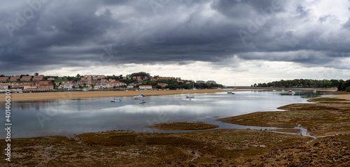 Paisaje panorámico de San Vicente de la Barquera en Cantabria, España. Bañada por el mar Atlántico, en el verano de 2020