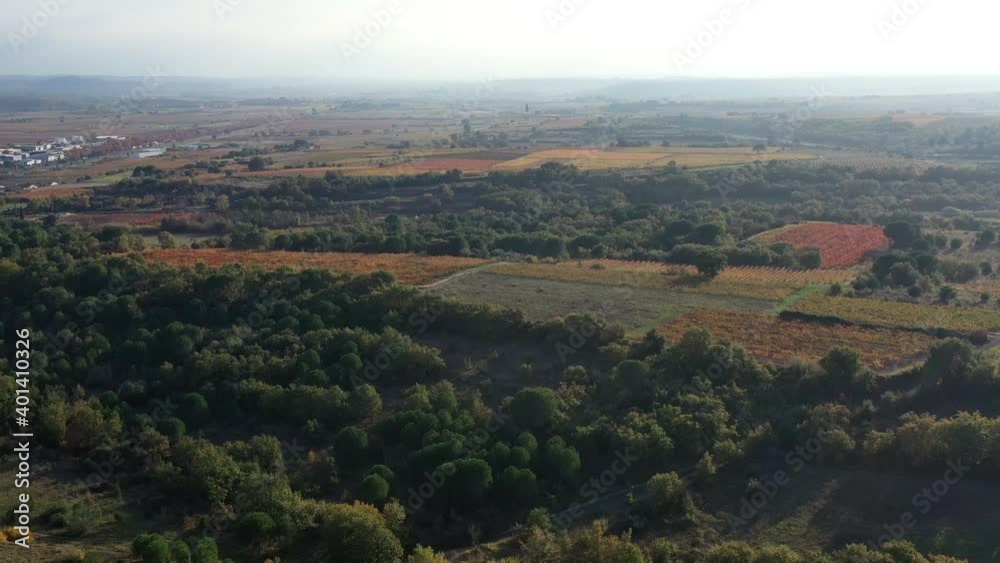 Survol des Corbières, éoliennes dans la garrigue et les vignes Survol des Corbières, éoliennes dans la garrigue et les vignes