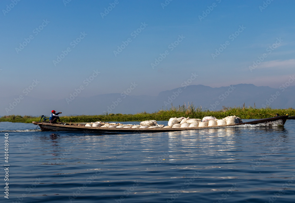 Transport de marchandises sur le lac Inle, Myanmar
