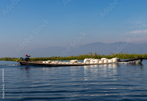 Transport de marchandises sur le lac Inle  Myanmar