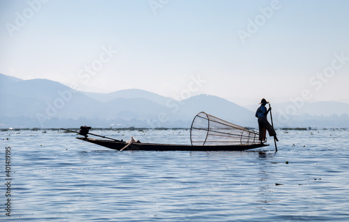 Pêcheur traditionnel sur le lac Inle, Myanmar