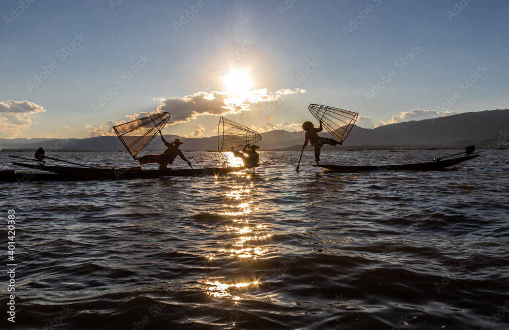 Pêcheurs sur le lac Inle au coucher de soleil, Myanmar