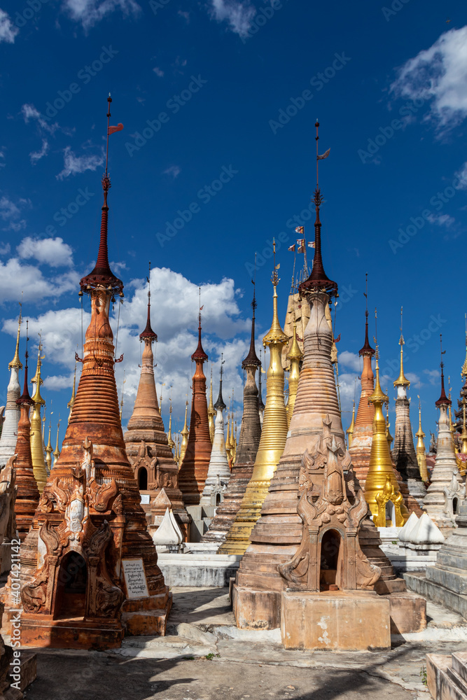 Fototapeta premium Stupas du temple Shwe In Dein au lac Inle, Myanmar