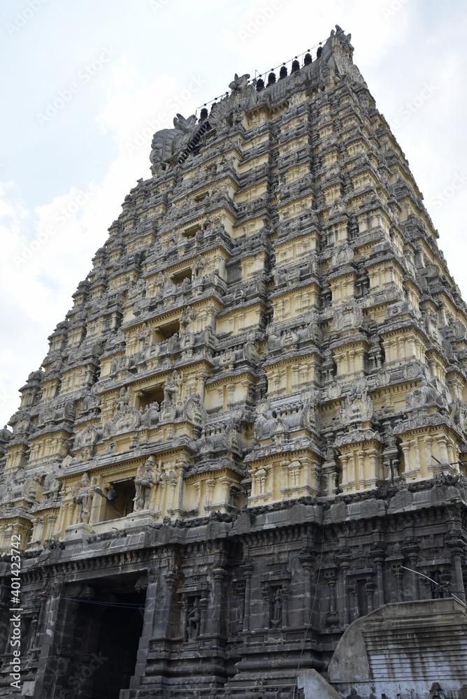 Pyramide d'un temple hindou du Tamil Nadu, Inde du Sud	