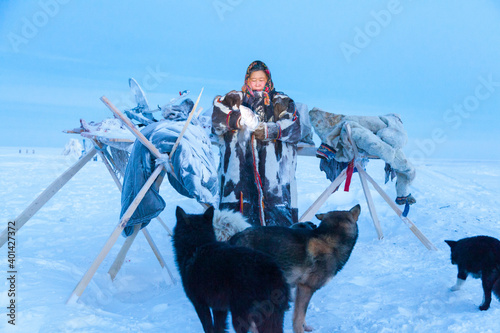 Fotografi A woman, in the national winter clothes of the northern inhabitants of the tundr