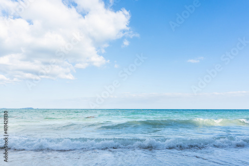 Fototapeta Naklejka Na Ścianę i Meble -  Sea waves and blue sky on sunny day background. copy space