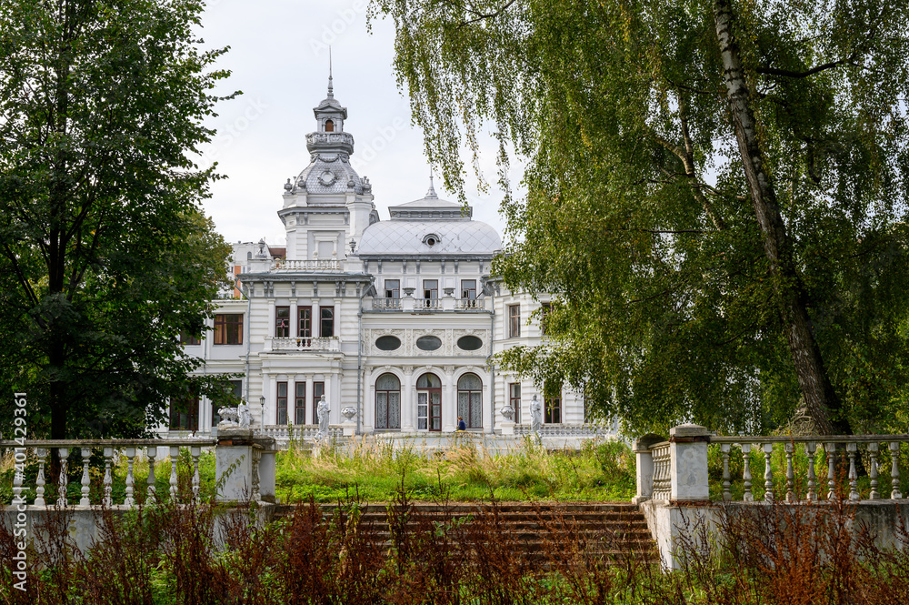 Obraz premium The main house of the estate 