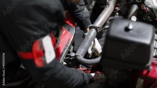 Mecánicos reparan kart con martillo en plena carrera nocturna de resistencia