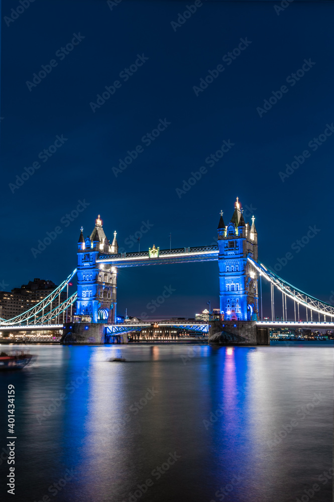 Fototapeta premium Paisaje con el Tower Bridge
