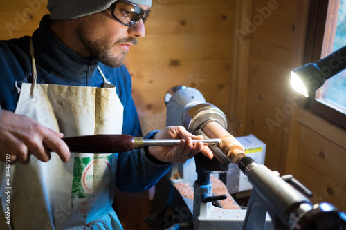 Artigiano falegname al lavoro sul tornio photo