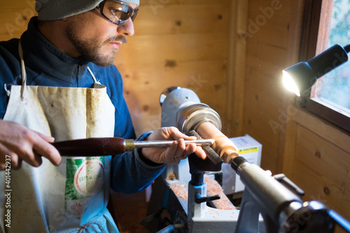 Artigiano falegname al lavoro sul tornio photo