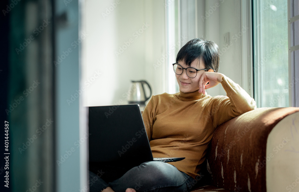 Obraz premium The asian woman chatting with her lover partner by computer notebook at her home on sweet holiday morning.