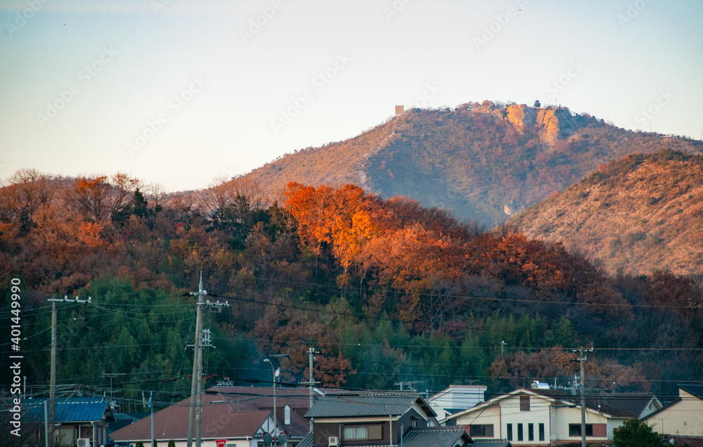  兵庫県・秋の紅葉の高御座山遠景