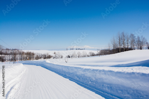 冬の道路と山並みと青空
