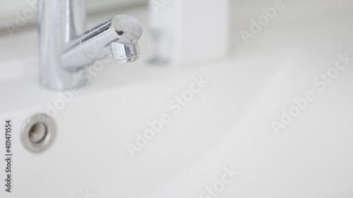 石鹸で手を洗う女性