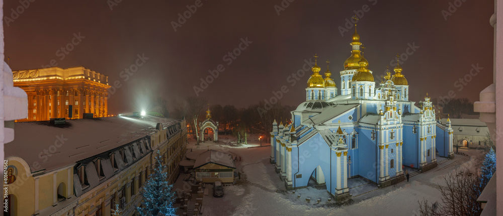 Obraz premium View from the bell tower to St. Michael's Golden-Domed Cathedral and the Ministry of Foreign Affairs on the night before Christmas, Kiev, Ukraine
