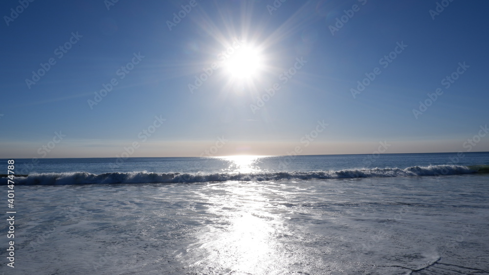 Obraz premium Sunlights, beach and ocean waves