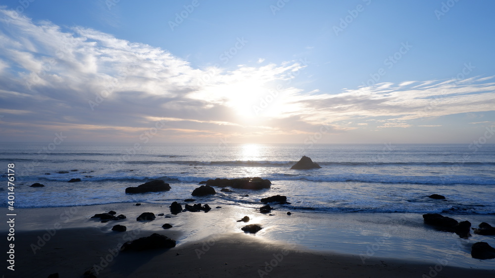 Obraz premium Rocks and ocean waves