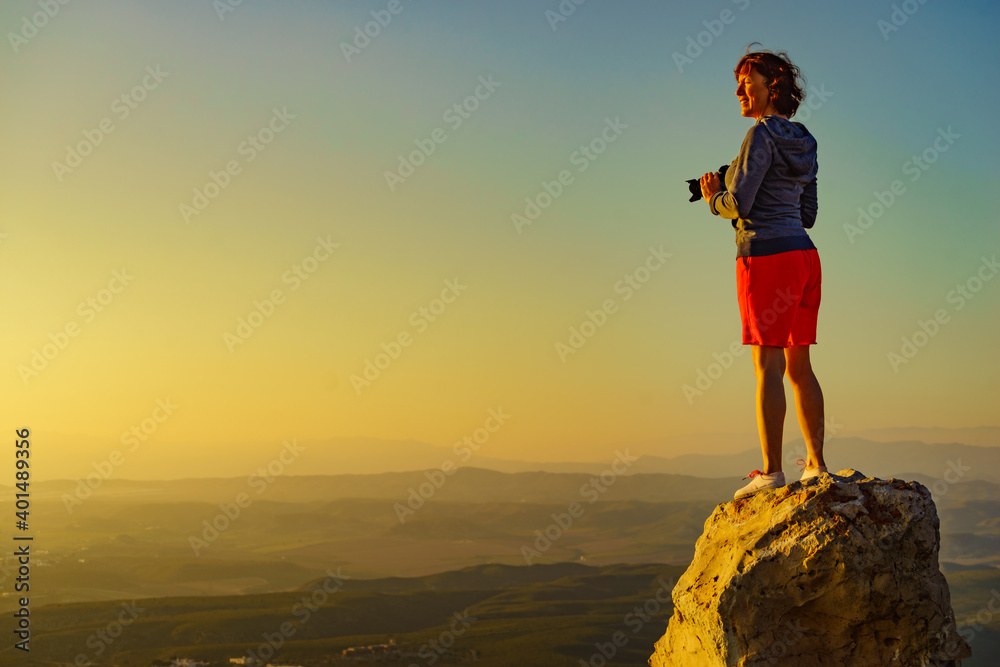 Obraz premium Woman with camera take travel photo