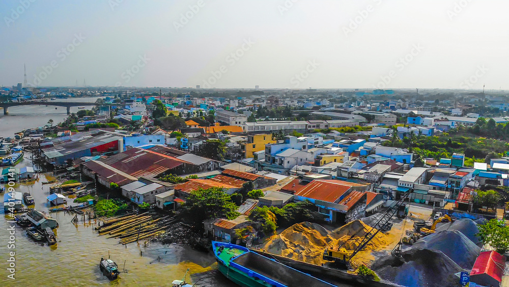 Obraz premium Aerial view of Cai Rang floating market, Can Tho, Vietnam. Cai Rang is famous market in mekong delta, Vietnam. Tourists, people buy and sell food, vegetable, fruits on boat, ship