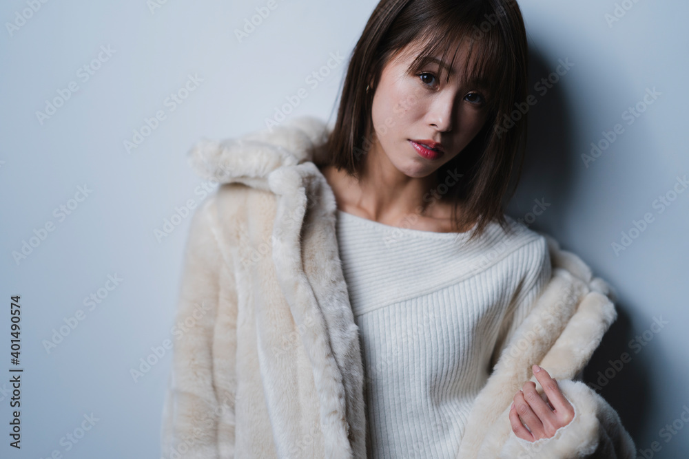 フェイクファーのジャケットを着た女性 フェイクファーのジャケットを着た女性