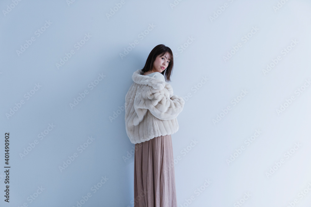 フェイクファーのジャケットを着た女性 フェイクファーのジャケットを着た女性