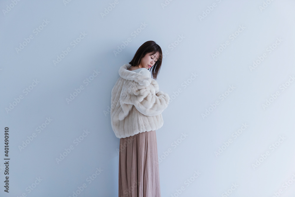 フェイクファーのジャケットを着た女性 フェイクファーのジャケットを着た女性