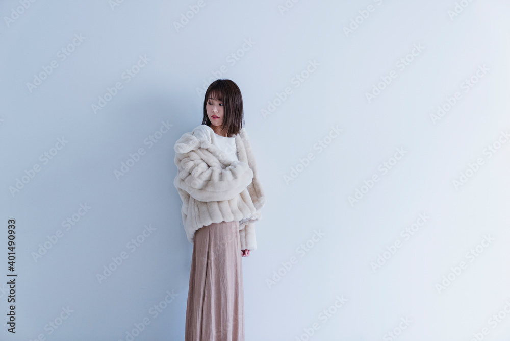 フェイクファーのジャケットを着た女性 フェイクファーのジャケットを着た女性