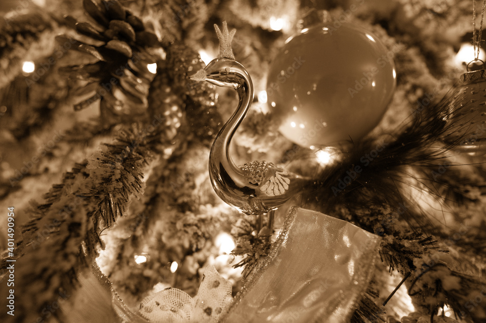 Fototapeta premium Weihnachtskugel auf dem Christbaum, Christbaumschmuck, Winterliche, festliche Weihnachtsgrußkarte, Einladung zum Familienfest 