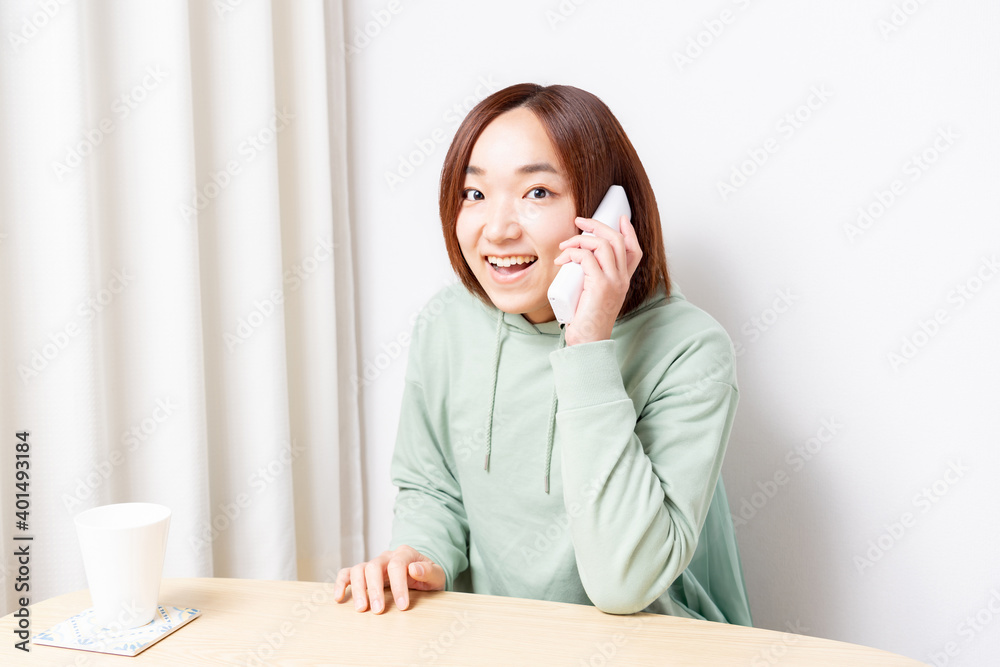 電話で話をする女性 電話で話をする女性