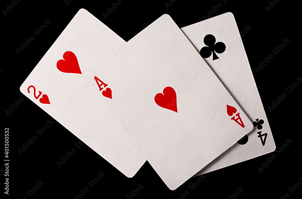 Obraz premium Poker playing cards isolated on black background with clipping path