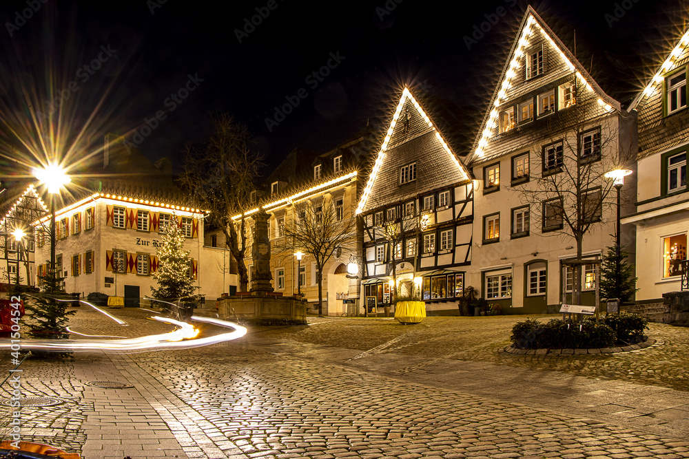 Weihnachtlich geschmückte Stadt mit Lichterketten