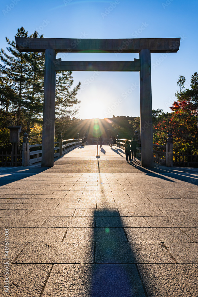 伊勢神宮　内宮　宇治橋鳥居から昇る朝日